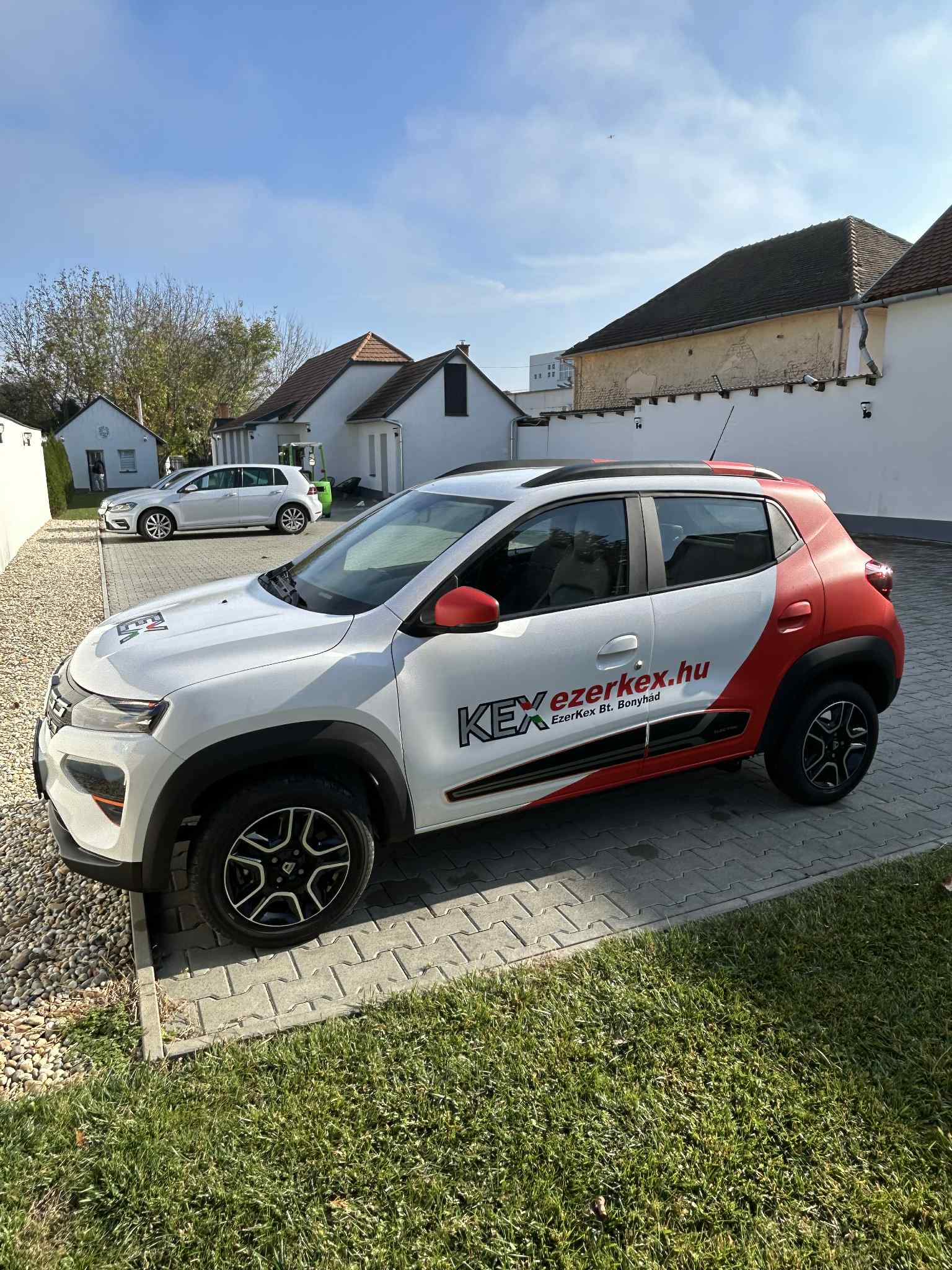 🌿 KEX: az első elektromos autóval a zöldebb jövő felé